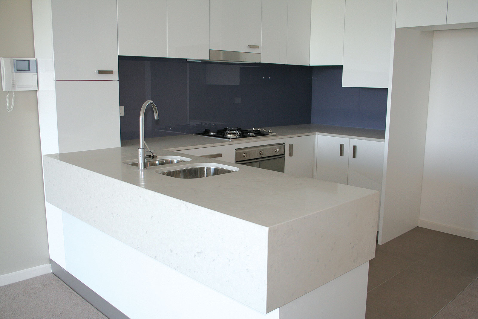 Modern kitchen in Perth with stone kitchen benchtop, vanity and splashback